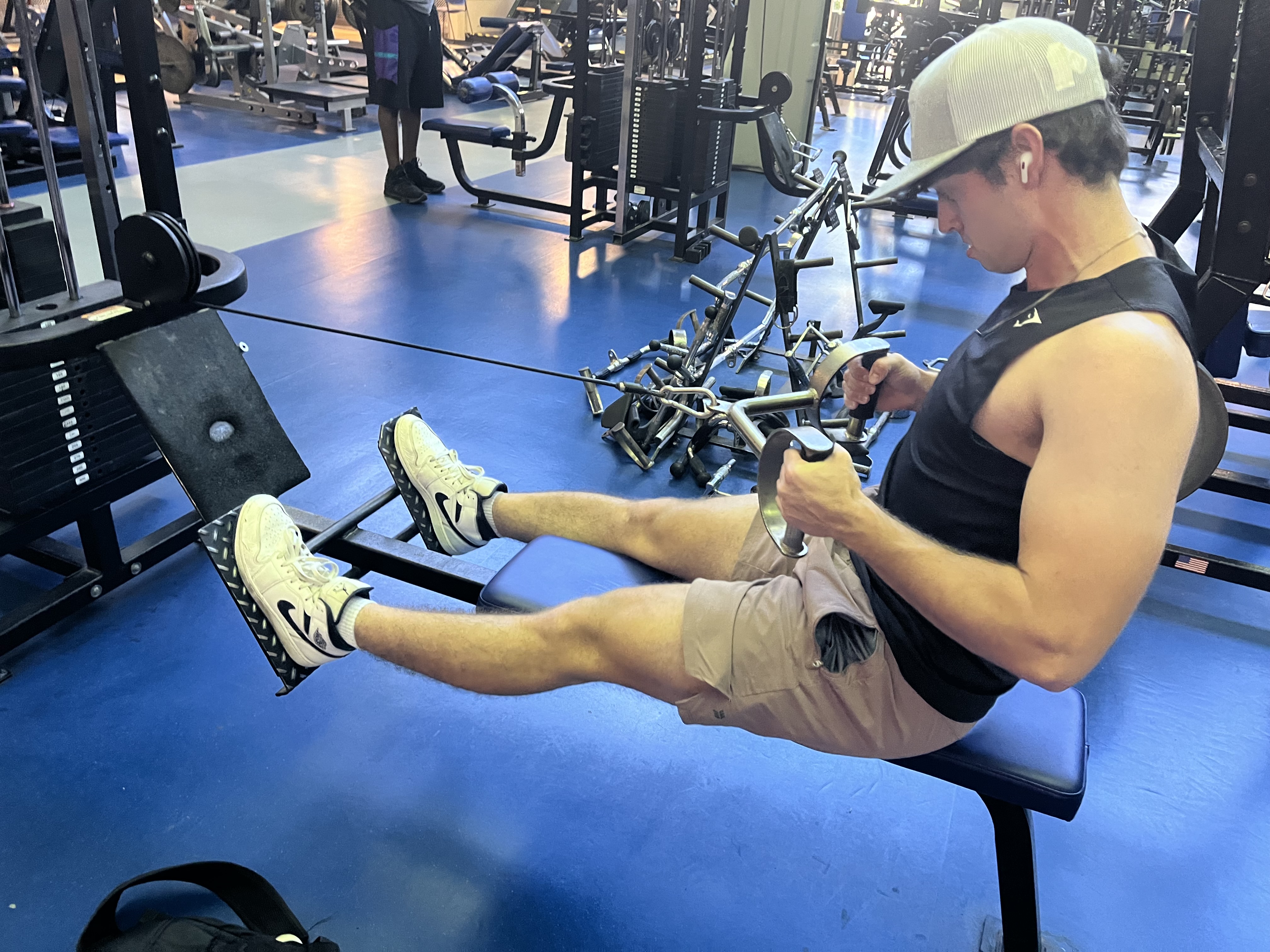 Guy doing a seated row to build muscle