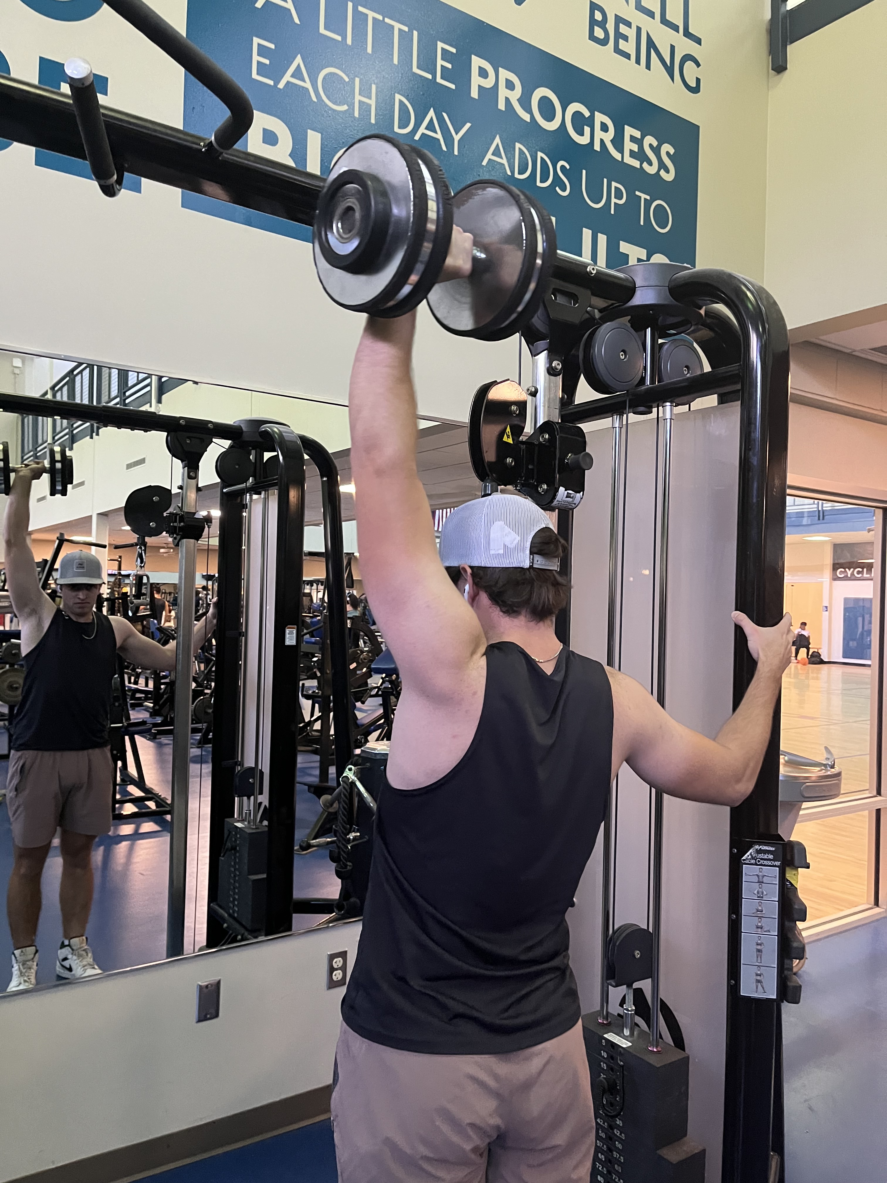 Guy doing shoulder press to build muscle