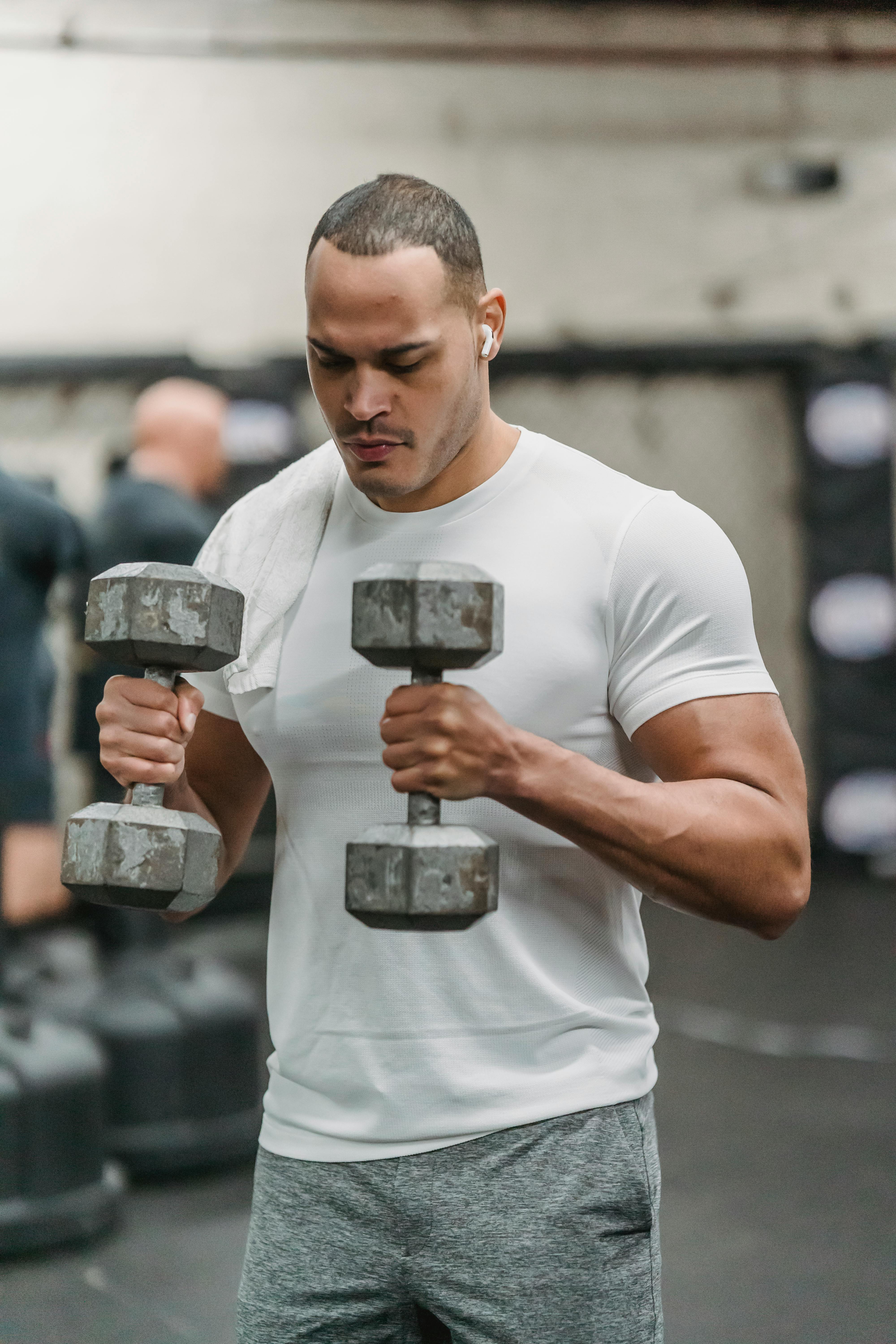 Guy doing bicep curls for muscle building workout