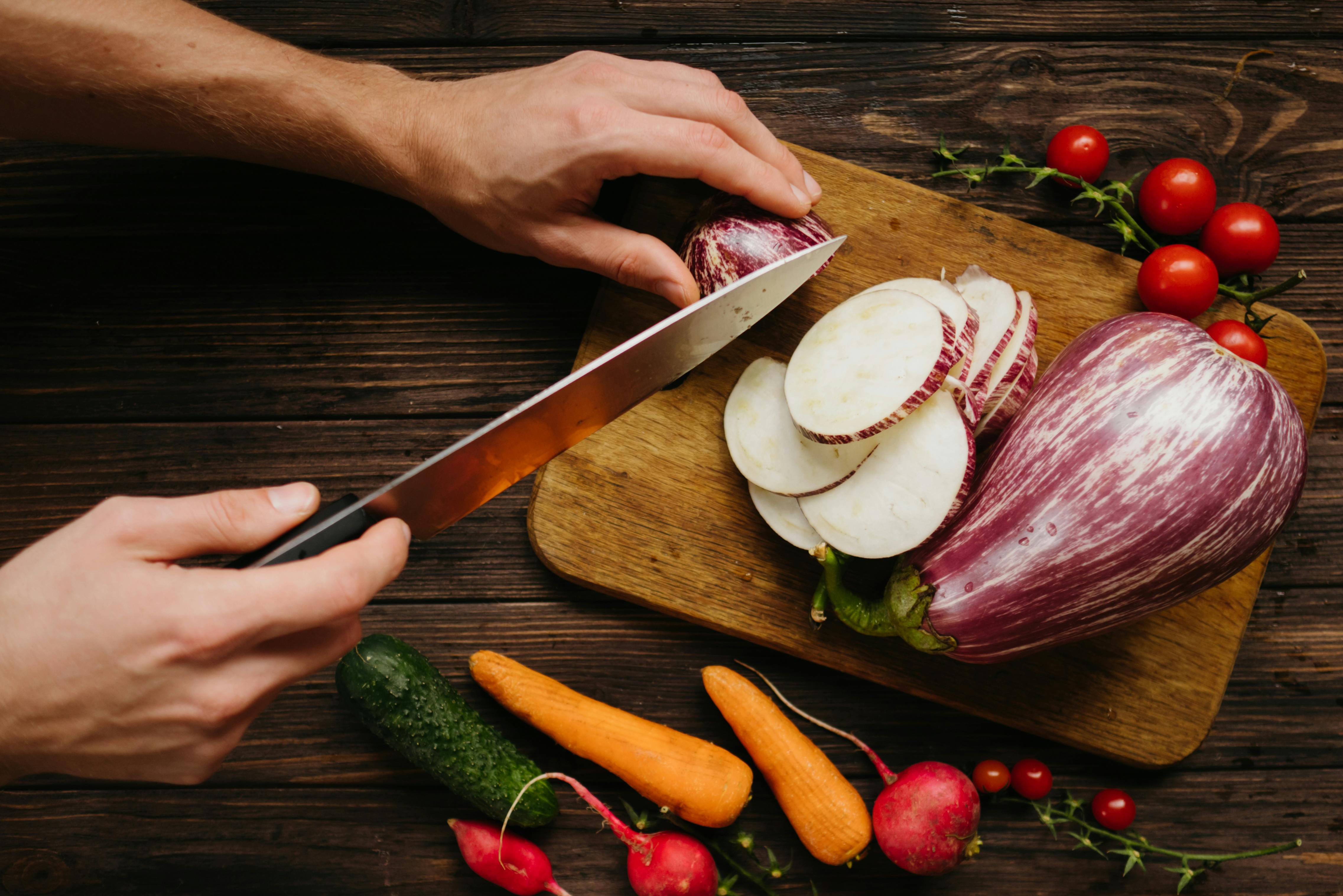 Man preparing a healthy meal in the kitchen to optimize nutrition for muscle building and workout recovery.