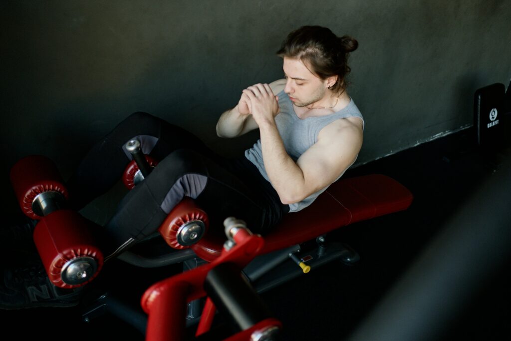 Guy performing crunches as part of ab workout to build muscle