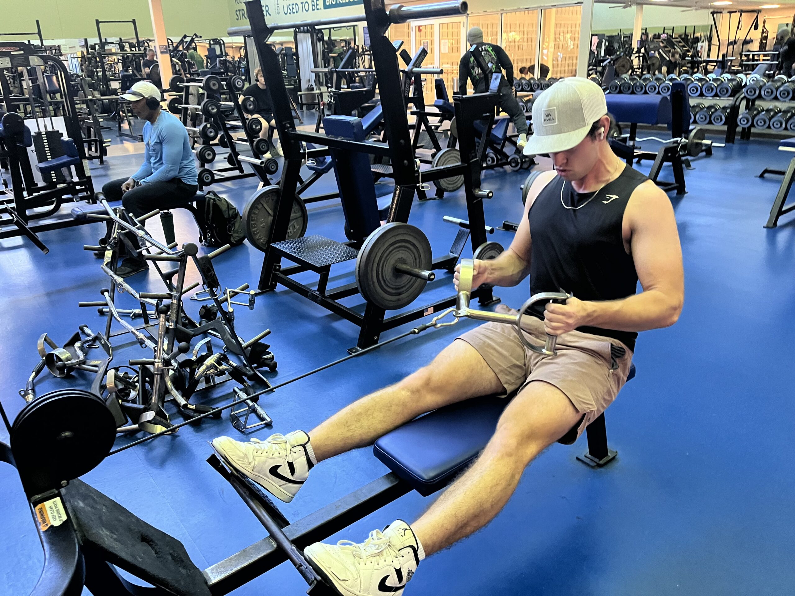 guy doing back rows to build muscle in a calorie deficit