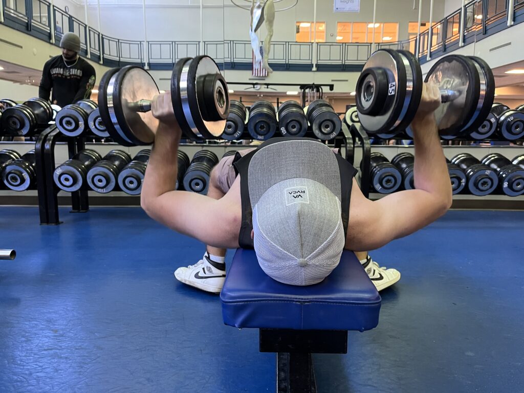 guy doing chest workout to build muscle in a calorie deficit