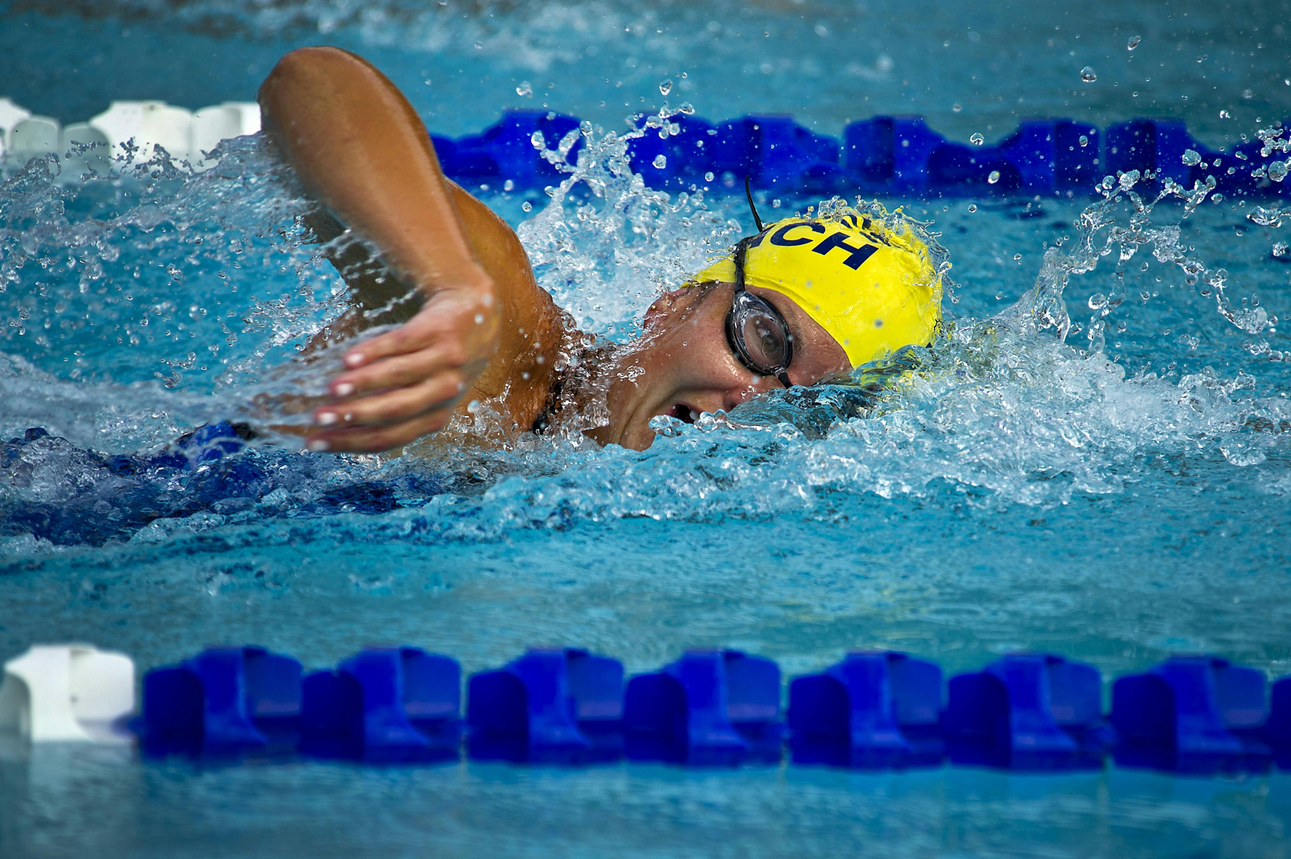 guy performing short intensity swimming exercises to build muscle