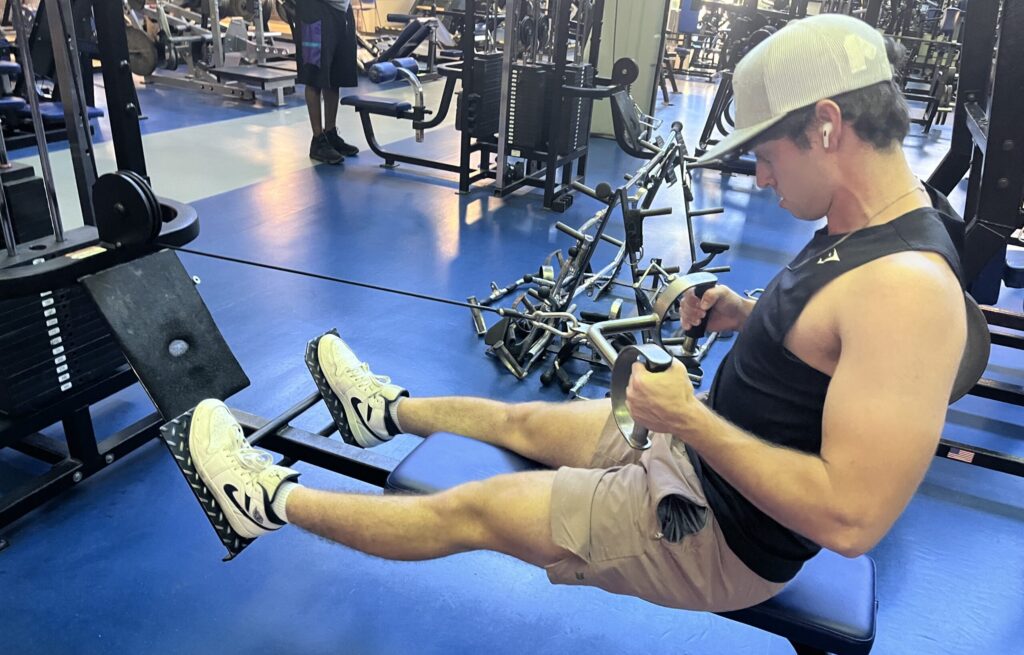 guy exercising intensely, demonstrating the benefits of eating a pre workout snack for muscle gain