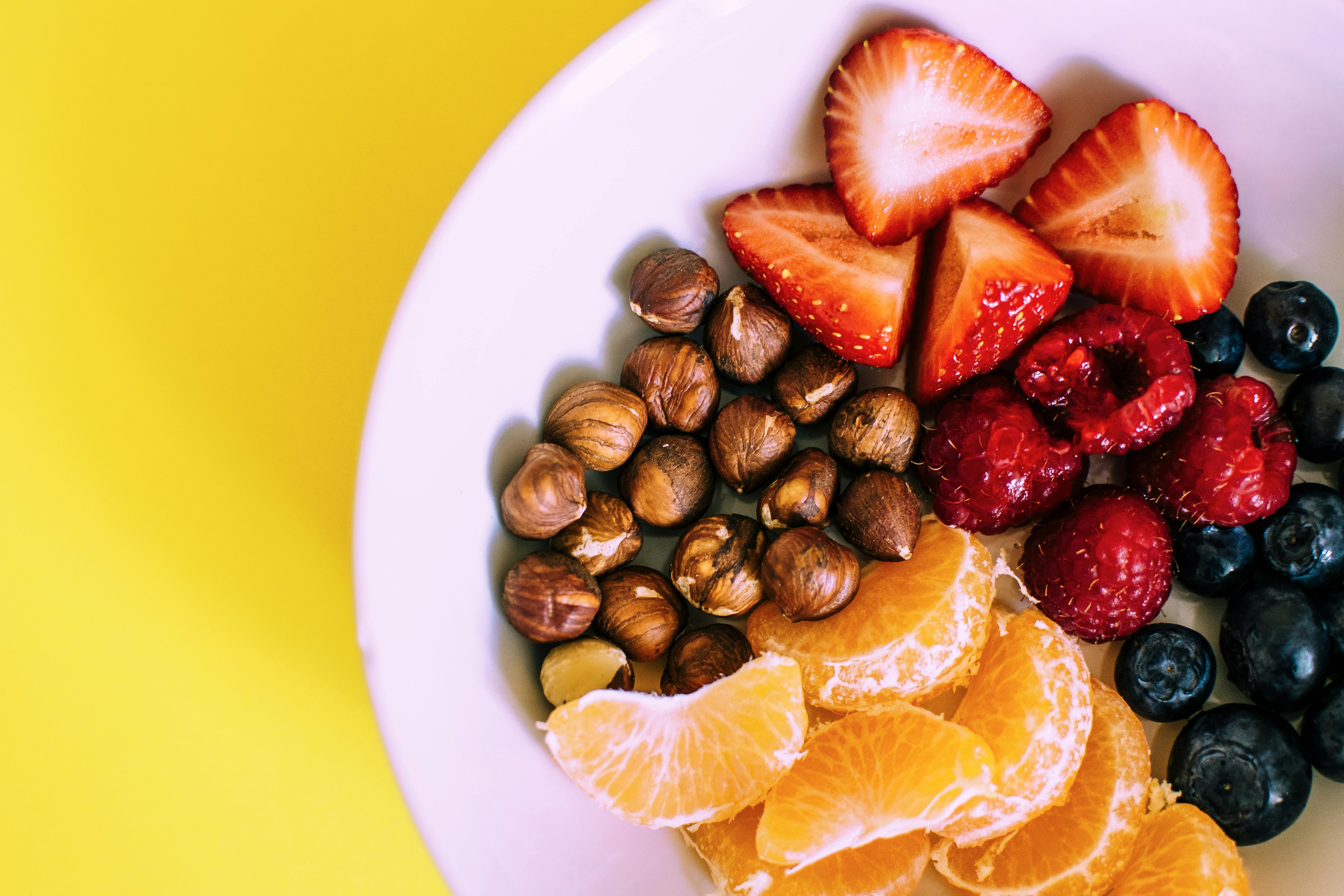 platter of fruit, a good pre workout snack for muscle gain